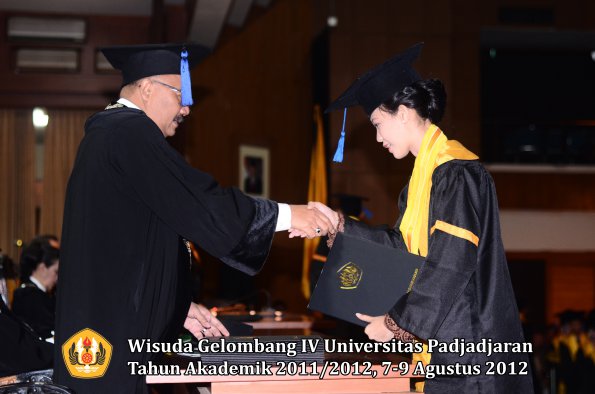 wisuda-unpad-gel-iv-2011_2012-fakultas-isip-oleh-dekan-101