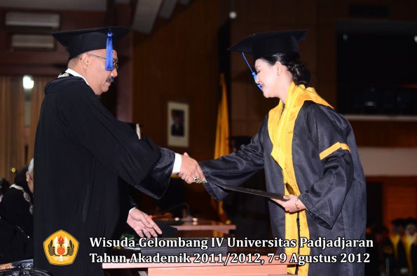 wisuda-unpad-gel-iv-2011_2012-fakultas-isip-oleh-dekan-103