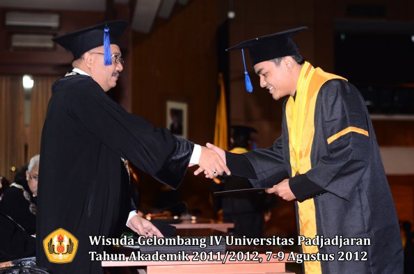 wisuda-unpad-gel-iv-2011_2012-fakultas-isip-oleh-dekan-104