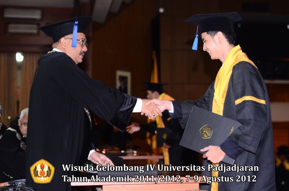 wisuda-unpad-gel-iv-2011_2012-fakultas-isip-oleh-dekan-105