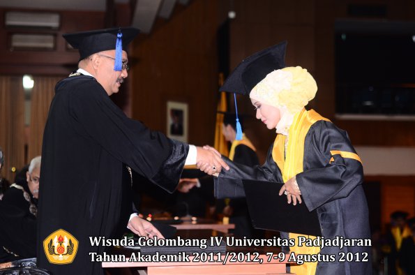 wisuda-unpad-gel-iv-2011_2012-fakultas-isip-oleh-dekan-106