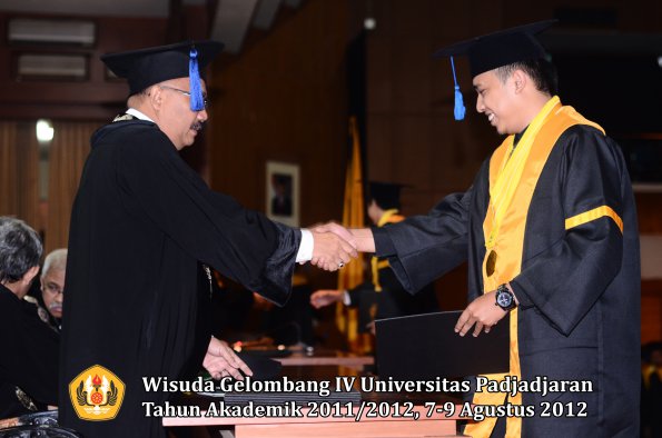 wisuda-unpad-gel-iv-2011_2012-fakultas-isip-oleh-dekan-109