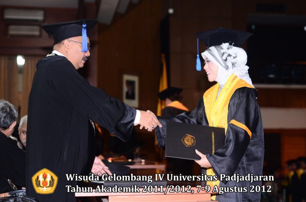 wisuda-unpad-gel-iv-2011_2012-fakultas-isip-oleh-dekan-110