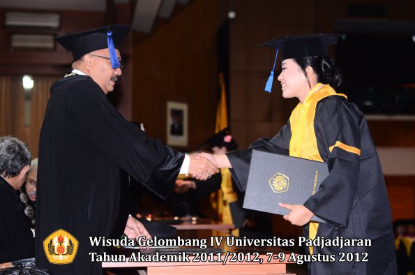 wisuda-unpad-gel-iv-2011_2012-fakultas-isip-oleh-dekan-113