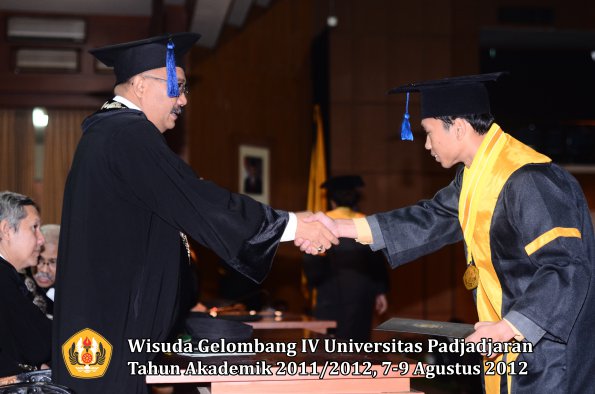 wisuda-unpad-gel-iv-2011_2012-fakultas-isip-oleh-dekan-114