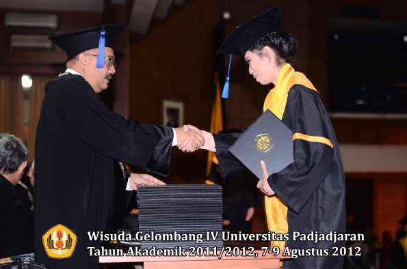 wisuda-unpad-gel-iv-2011_2012-fakultas-isip-oleh-dekan-116