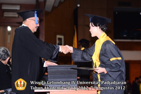 wisuda-unpad-gel-iv-2011_2012-fakultas-isip-oleh-dekan-117