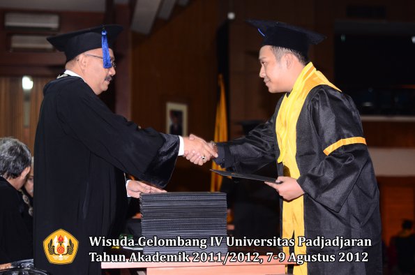 wisuda-unpad-gel-iv-2011_2012-fakultas-isip-oleh-dekan-119