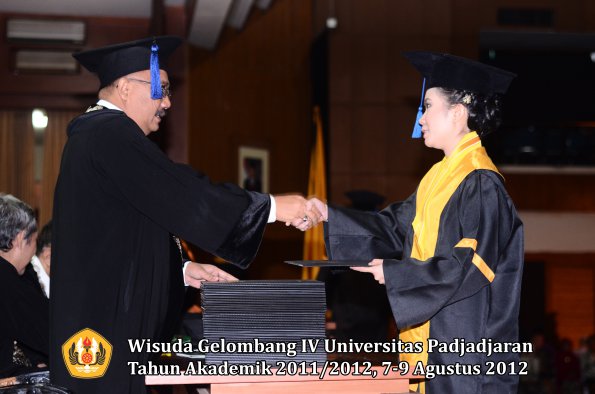 wisuda-unpad-gel-iv-2011_2012-fakultas-isip-oleh-dekan-122