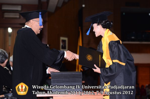 wisuda-unpad-gel-iv-2011_2012-fakultas-isip-oleh-dekan-125