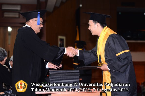 wisuda-unpad-gel-iv-2011_2012-fakultas-isip-oleh-dekan-126