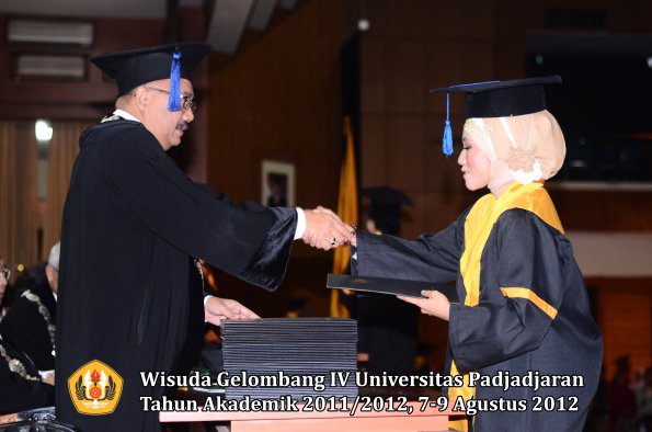 wisuda-unpad-gel-iv-2011_2012-fakultas-isip-oleh-dekan-128