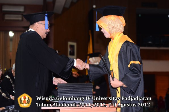 wisuda-unpad-gel-iv-2011_2012-fakultas-isip-oleh-dekan-129