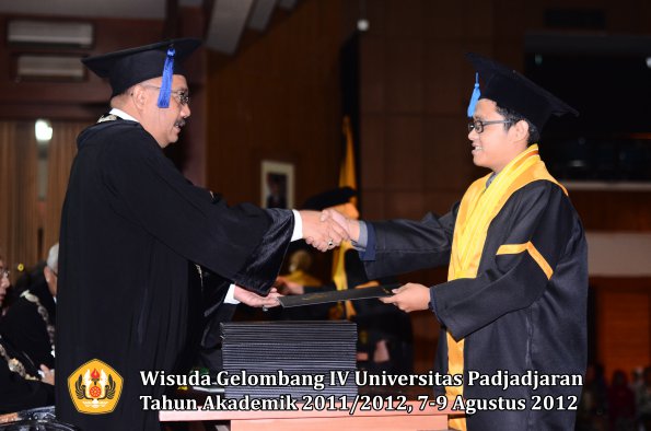 wisuda-unpad-gel-iv-2011_2012-fakultas-isip-oleh-dekan-130