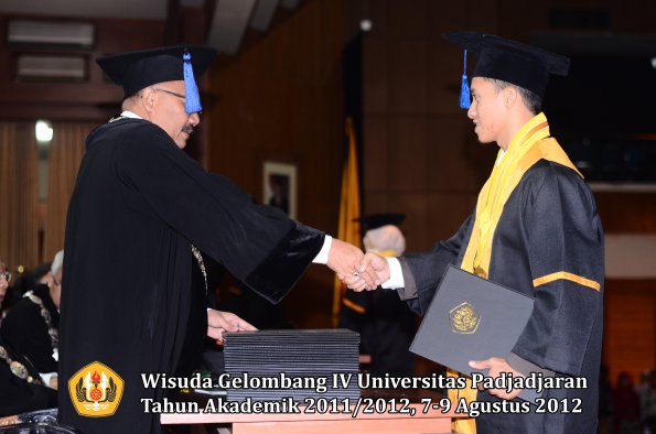 wisuda-unpad-gel-iv-2011_2012-fakultas-isip-oleh-dekan-134