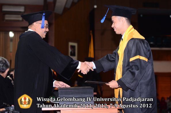 wisuda-unpad-gel-iv-2011_2012-fakultas-isip-oleh-dekan-136