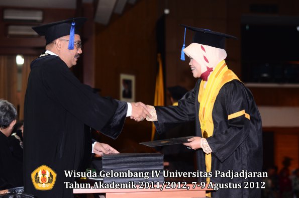 wisuda-unpad-gel-iv-2011_2012-fakultas-isip-oleh-dekan-137