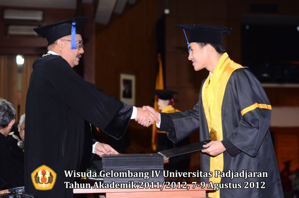 wisuda-unpad-gel-iv-2011_2012-fakultas-isip-oleh-dekan-138