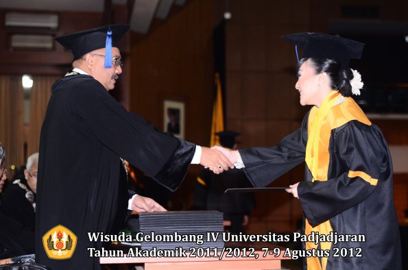 wisuda-unpad-gel-iv-2011_2012-fakultas-isip-oleh-dekan-139