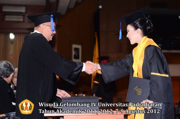 wisuda-unpad-gel-iv-2011_2012-fakultas-isip-oleh-dekan-146