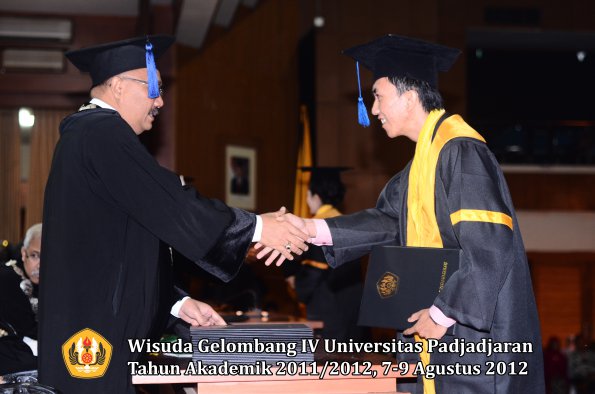 wisuda-unpad-gel-iv-2011_2012-fakultas-isip-oleh-dekan-150