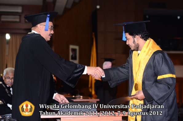 wisuda-unpad-gel-iv-2011_2012-fakultas-isip-oleh-dekan-155