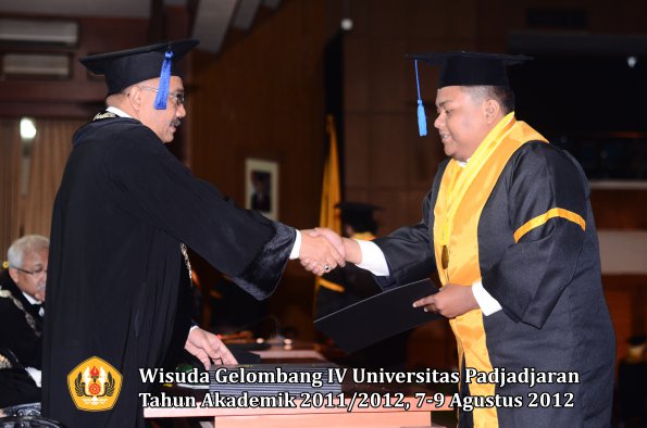 wisuda-unpad-gel-iv-2011_2012-fakultas-isip-oleh-dekan-156