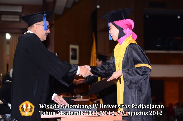 wisuda-unpad-gel-iv-2011_2012-fakultas-isip-oleh-dekan-162