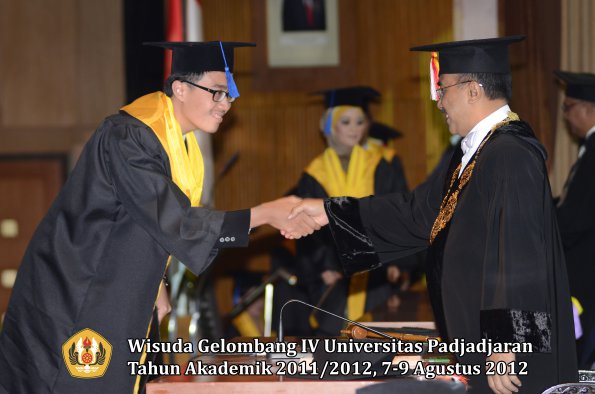 wisuda-unpad-gel-iv-2011_2012-fakultas-isip-oleh-rektor-003