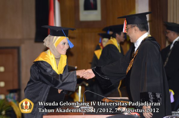 wisuda-unpad-gel-iv-2011_2012-fakultas-isip-oleh-rektor-004