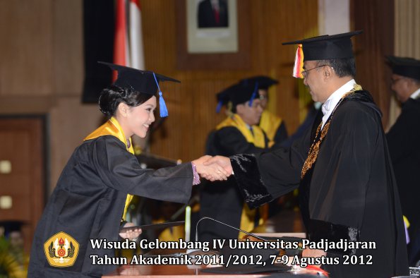 wisuda-unpad-gel-iv-2011_2012-fakultas-isip-oleh-rektor-009