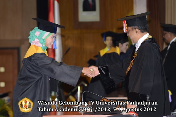 wisuda-unpad-gel-iv-2011_2012-fakultas-isip-oleh-rektor-013