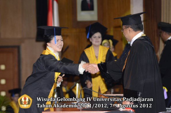 wisuda-unpad-gel-iv-2011_2012-fakultas-isip-oleh-rektor-017
