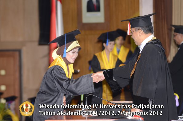 wisuda-unpad-gel-iv-2011_2012-fakultas-isip-oleh-rektor-019