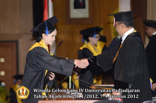 wisuda-unpad-gel-iv-2011_2012-fakultas-isip-oleh-rektor-025