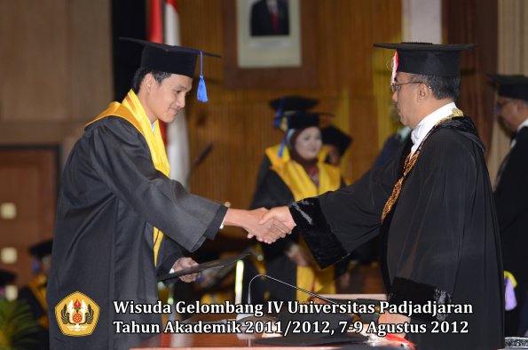 wisuda-unpad-gel-iv-2011_2012-fakultas-isip-oleh-rektor-034