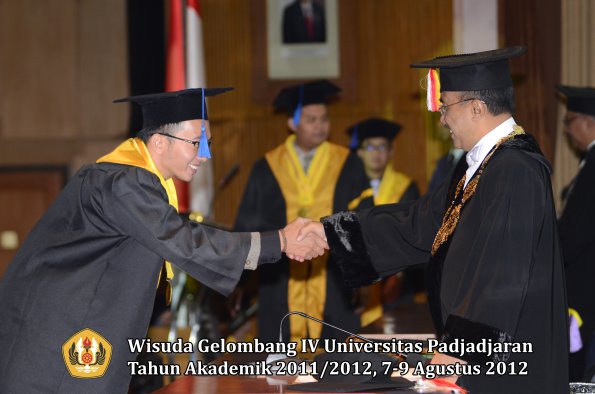 wisuda-unpad-gel-iv-2011_2012-fakultas-isip-oleh-rektor-041