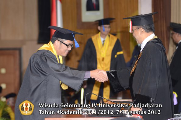 wisuda-unpad-gel-iv-2011_2012-fakultas-isip-oleh-rektor-043