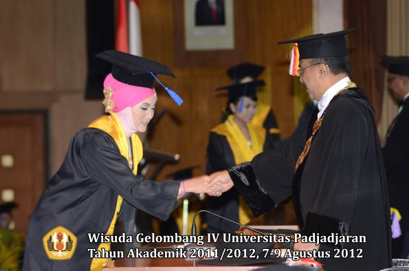 wisuda-unpad-gel-iv-2011_2012-fakultas-isip-oleh-rektor-045