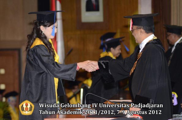 wisuda-unpad-gel-iv-2011_2012-fakultas-isip-oleh-rektor-047