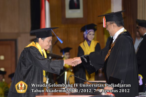 wisuda-unpad-gel-iv-2011_2012-fakultas-isip-oleh-rektor-048