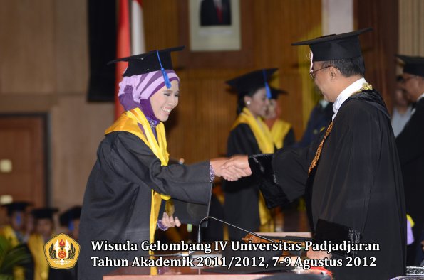 wisuda-unpad-gel-iv-2011_2012-fakultas-isip-oleh-rektor-049