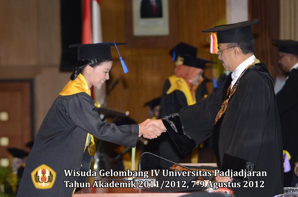 wisuda-unpad-gel-iv-2011_2012-fakultas-isip-oleh-rektor-050