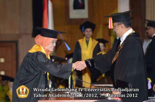 wisuda-unpad-gel-iv-2011_2012-fakultas-isip-oleh-rektor-051