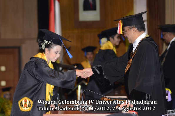 wisuda-unpad-gel-iv-2011_2012-fakultas-isip-oleh-rektor-053