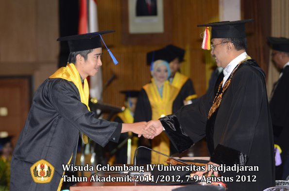 wisuda-unpad-gel-iv-2011_2012-fakultas-isip-oleh-rektor-054