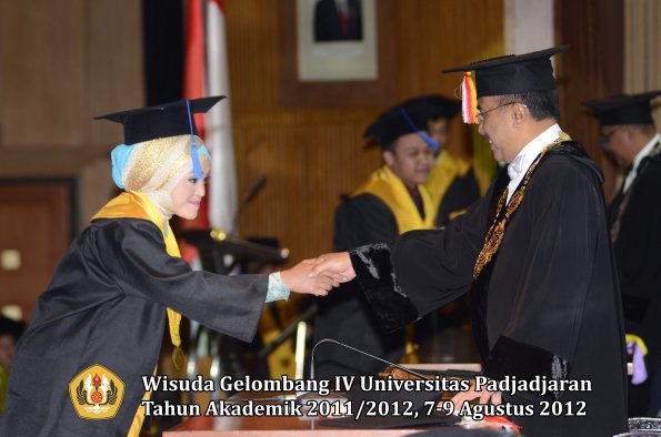 wisuda-unpad-gel-iv-2011_2012-fakultas-isip-oleh-rektor-055