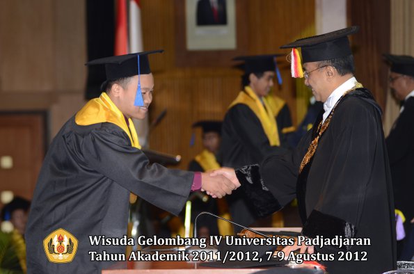 wisuda-unpad-gel-iv-2011_2012-fakultas-isip-oleh-rektor-056