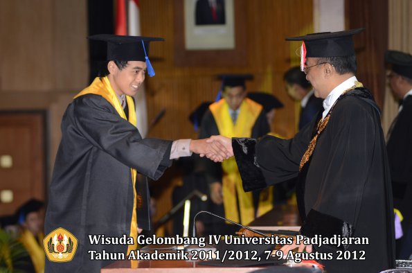 wisuda-unpad-gel-iv-2011_2012-fakultas-isip-oleh-rektor-057