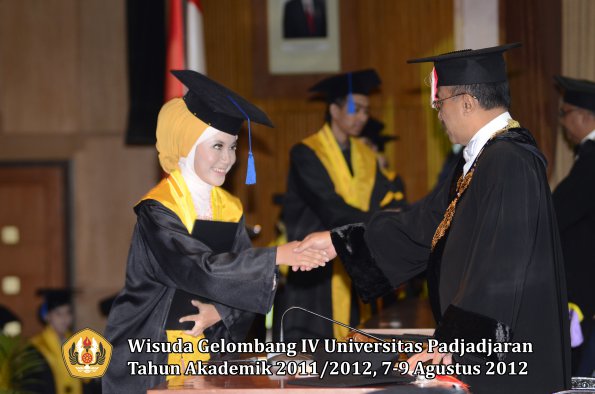 wisuda-unpad-gel-iv-2011_2012-fakultas-isip-oleh-rektor-059